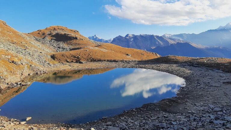 Bhrigu Lake trek: Experience the panaromic view of the surrounding peaks.